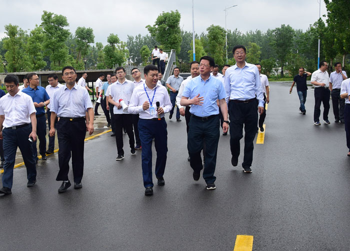 6月29日，副省長、市委書記楊光榮帶隊，深入晶宮綠建集團裝配式建筑產業(yè)基地，實地觀摩產業(yè)項目建設情況，推動全市在比學趕超中掀起產業(yè)項目建設新熱潮。.jpg